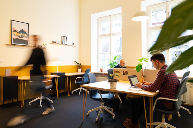 Source: Unsplash; Hot Desking Etiquette | Door Tablet Hot
Desking Software